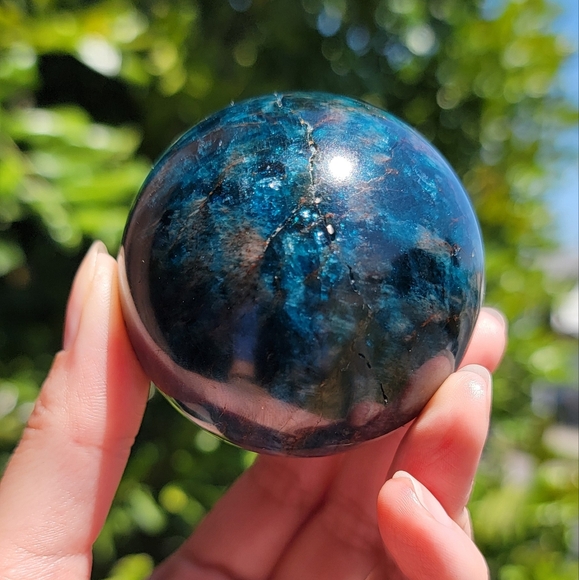 NEW 2.5" (64MM) BLUE APATITE SPHERE WITH ASTERISM - Picture 3 of 8